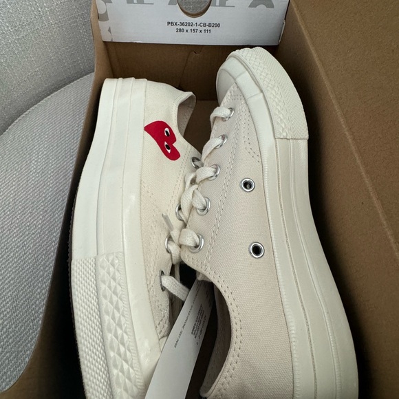 COMME DES GARÇONS PLAY x Converse Sneakers with Red Heart Design - Picture 2 of 5